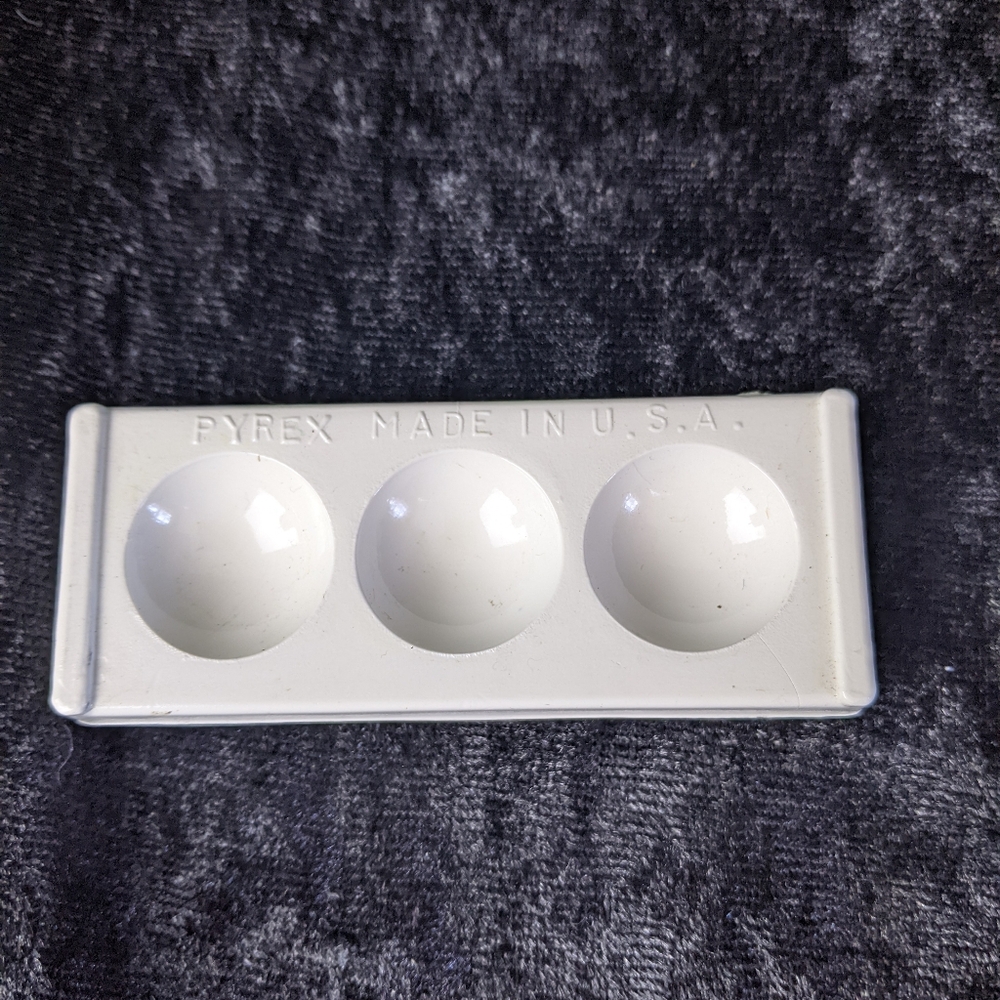 Corning PYREX 3 well lab spot plate